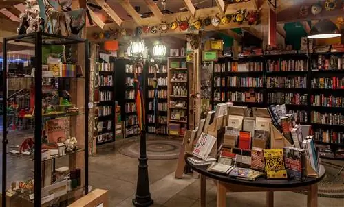 внутренний снимок книжного магазина с загруженными книжными полками и фонарным столбом