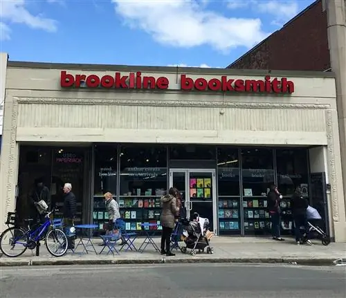 фасад книжного магазина в торговом центре, мимо которого проходят пешеходы