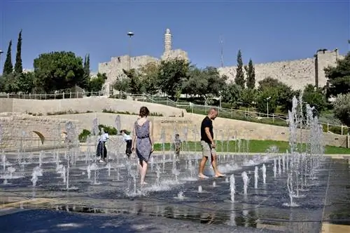 Брызги в воде на детских площадках в Иерусалиме.