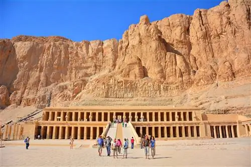 Посетители любуются фасадом храма Хатшепсут в Луксоре.