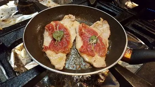 Сальтимбокка шипит на сковороде в Armando al Pantheon