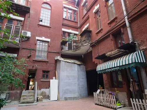 Двор из красного кирпича в старой Еврейской больнице, теперь отличное место для кофе