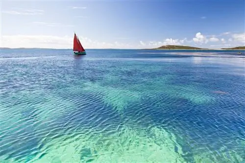 Яхта у Треско на островах Силли.