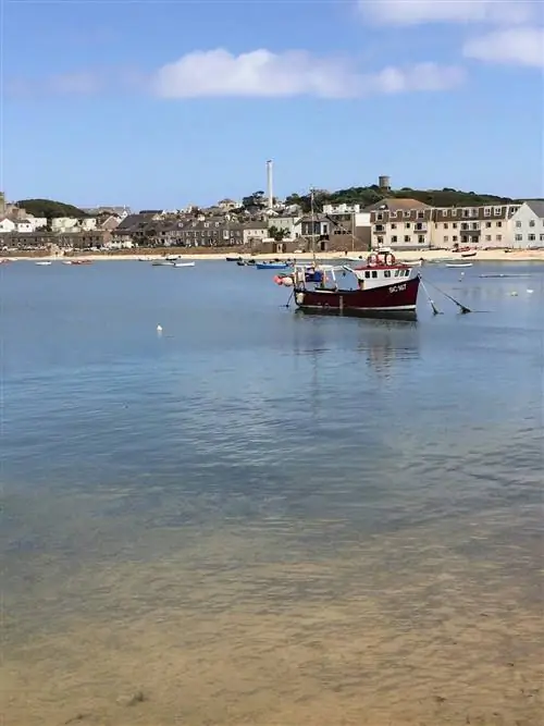 Лодка пришвартована в гавани Святой Марии, острова Силли, Англия, Великобритания.