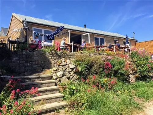 Люди на террасе возле Longstone Lodge and Cafe, Сент-Мэри, острова Силли, Англия, Великобритания