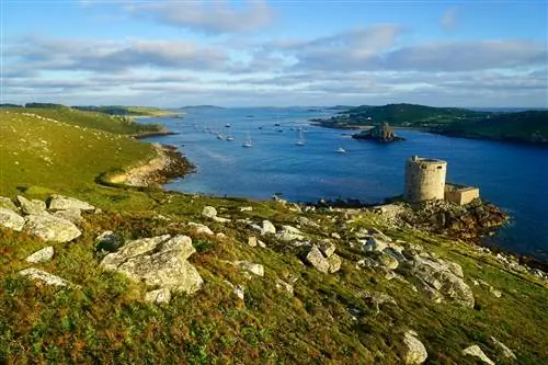 Вид на гавань Нью-Гримсби на закате с руин замка короля Чарльза на Треско.