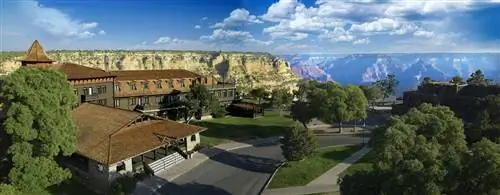 Внешний вид, вид с высоты птичьего полета на отель El Tovar, отель Grand Canyon National Park Lodge