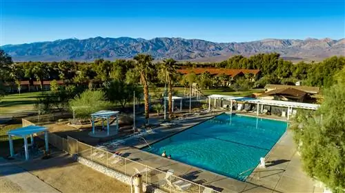 Обзор бассейна на ранчо в Долине Смерти, Калифорния.