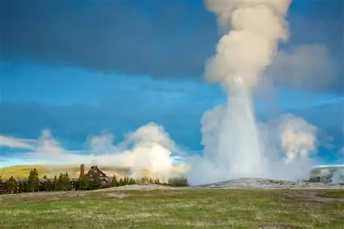 Йеллоустонский национальный парк Old Faithful на переднем плане с гостиницей на заднем плане
