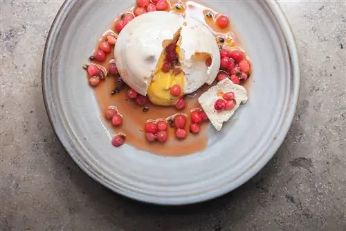 Пикантная павлова из рибери и маракуйи от Harvest Newrybar с творогом из маракуйи на глиняной тарелке