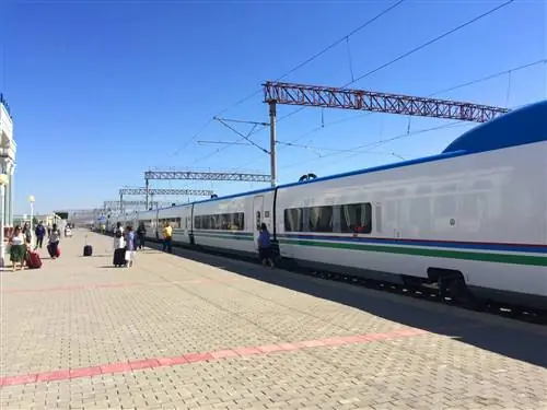 Скоростной поезд «Афросиаб Тальго» прибывает на вокзал Бухары из Ташкента