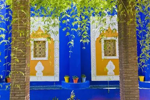 Красивый голубой дом в Jardin Majorelle (Сады Мажорель) в Марракеше, Марокко