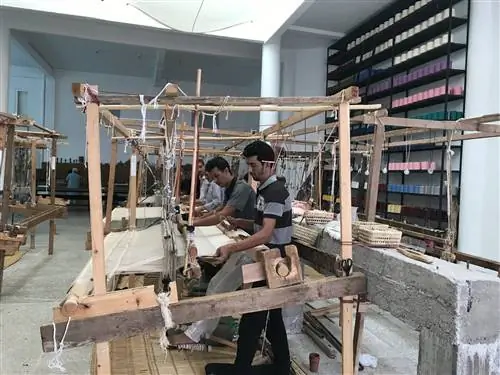 Ткачи за работой в Marrakshi Life в дизайнерском районе Сиди-Ганем в Марракеше.