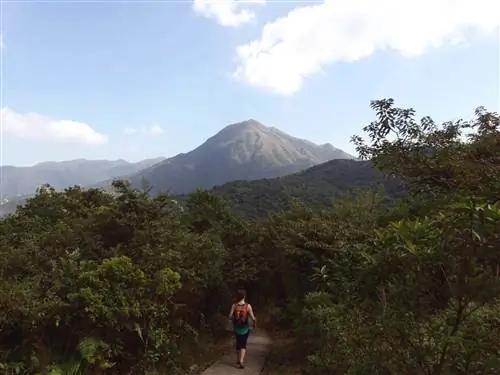 Поход в тени пика Лантау - это сложно и полезно.