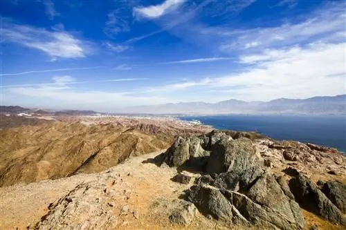 Эйлатский горный массив с видом на Красное море.