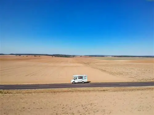 Вид с воздуха на автофургон, проезжающий по сухому ландшафту