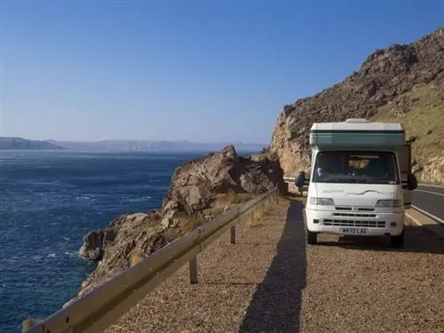 Кемпер остановился на обочине прибрежной дороги