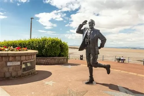 Бронзовая статуя известного английского комика Эрика Моркамба на набережной Моркамба, Ланкашир, Англия, Великобритания