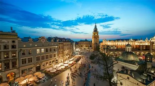 Вечер в Старом городе Кракова с людьми, направляющимися в рестораны