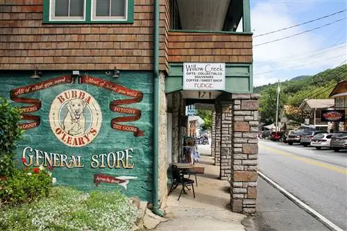 Сувенирные магазины Chimney Rock Village в центре города