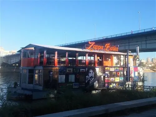Ночной клуб на речной барже Zappa Barka на реке Сава в Новом Белграде