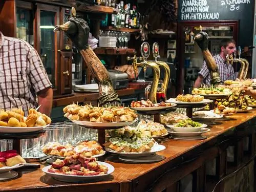 Раздача пинчос в баре в Сан-Себастьяне.