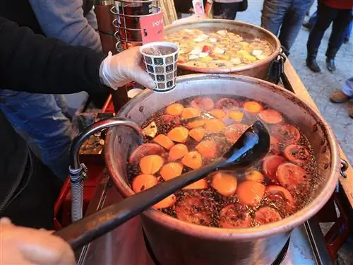 Бочка с глинтвейном подают на рождественских ярмарках в Бате.