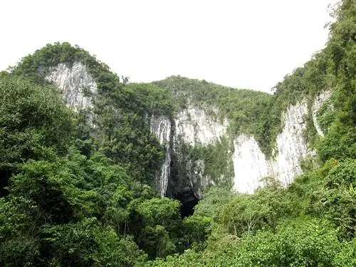Особенности - Gunung-Mulu-outside-of-Deer-Cave-33e221e9d7c6