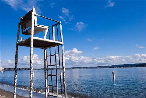Кресло спасателя на озере Вашингтон в Сиэтле, штат Вашингтон.