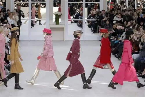 Модели носят творения в рамках коллекции прет-а-порте Chanel осень-зима 2016-2017, представленной в Париже, Франция, во вторник, 8 марта 2016 года.