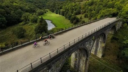 Акведук, превращенный в велосипедную дорожку, по которой едут несколько велосипедистов в Пик-Дистрикт.
