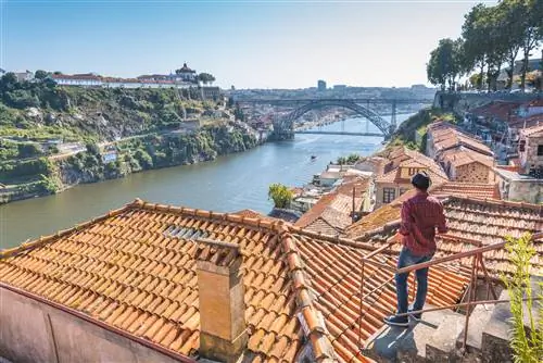 Турист любуется Порту и мостом Дона Луиша I