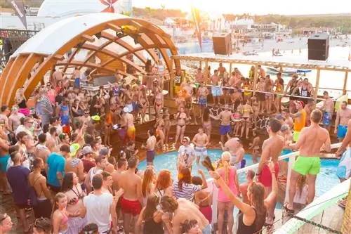 Вечеринка под солнцем на пляже Зрче