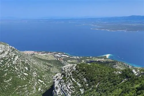 Вид с вершины Видова Гора на пляж Златни Рат