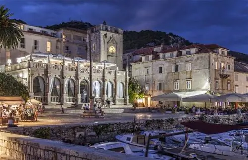 Пристань для яхт Хвара оживает ночью