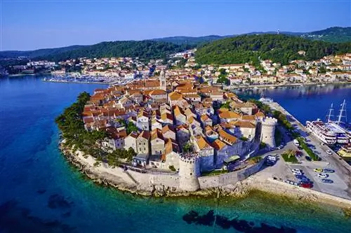 Красивый обнесенный стеной старый город Корчулы