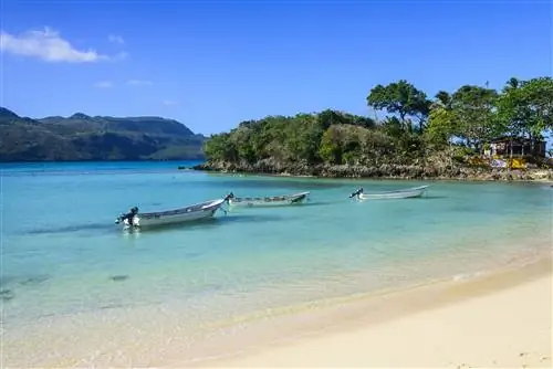Три лодки пришвартованы в кристально чистых водах Плайя-Ринкон.