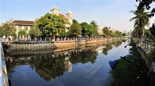 Особенности - Голландская колониальная архитектура вдоль канала в Коте, Джакарта, Индонезия.