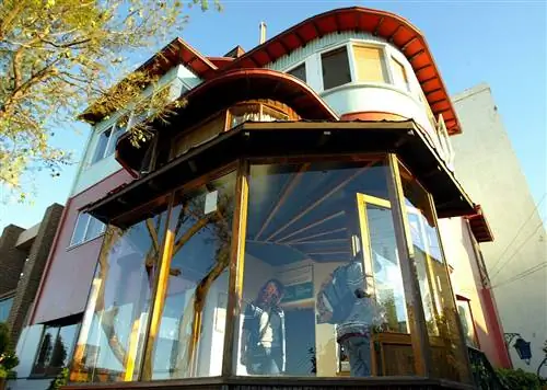 Окна и балконы позволяют городу проникать в дом Неруды в Вальпараисо.