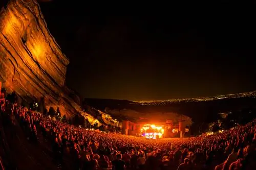 Толпа в амфитеатре Red Rocks в Моррисоне, штат Колорадо