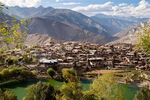 Молитвенные флаги над крышами деревни Нако