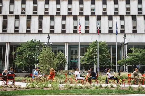 уличные столы и люди в Детройте