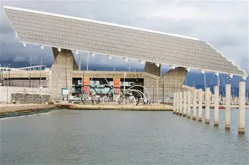 Пустая зона для купания Zona de Banys del Fòrum в Барселоне с гигантской солнечной панелью на заднем плане.