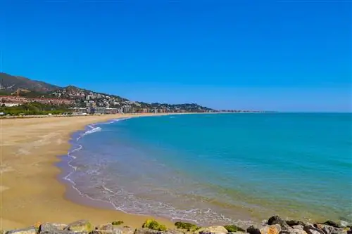 Тихий пляж Кастельдефельс в Барселоне