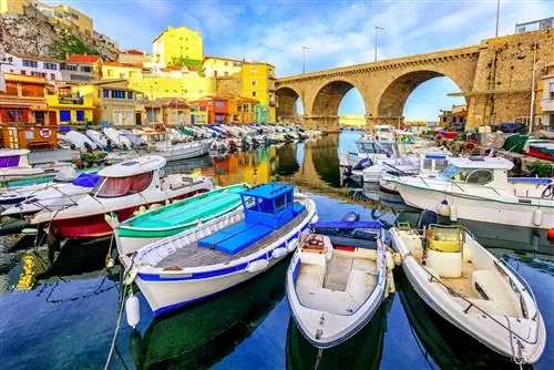 Небольшая рыбацкая гавань Vallon des Auffes с традиционными живописными домами и лодками