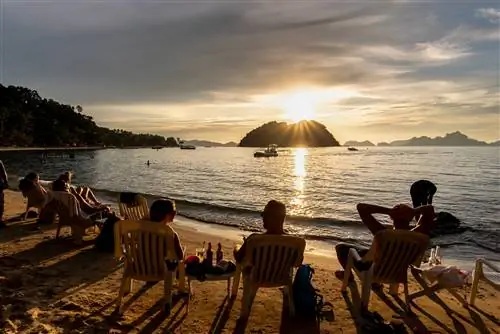 Люди наблюдают за закатом на пляже Маремегмег в Эль-Нидо, Палаван, Филиппины.