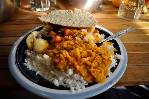 Тарелка овощного карри в продовольственном кооперативе, Канберра.