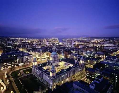 Из черных кэбов в шумные бары: путеводитель по Белфасту