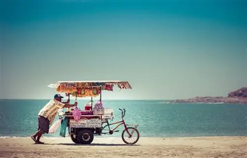 Традиционный продавец на мексиканском пляже, продающий продукты питания; Исла-де-ла-Пьедра, Масатлан, Синалоа, Мексика