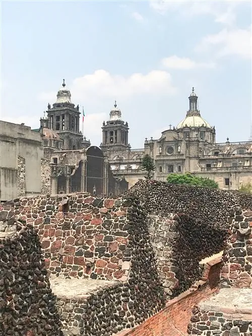Templo Mayor в цокало возле столичного собора Мехико